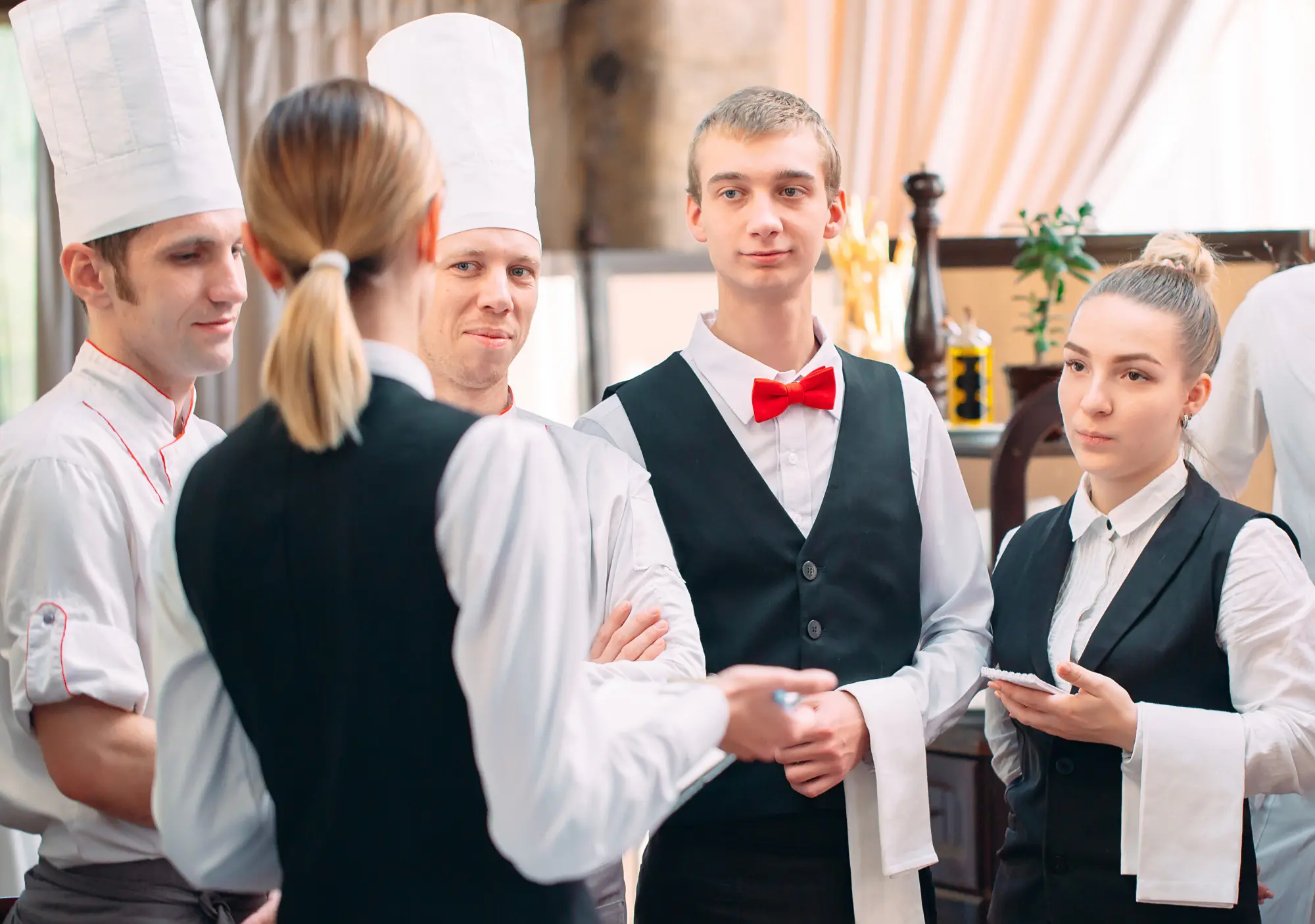 Servicekräfte und Kellner im Restaurant – Personalvermittlung ALPSERV