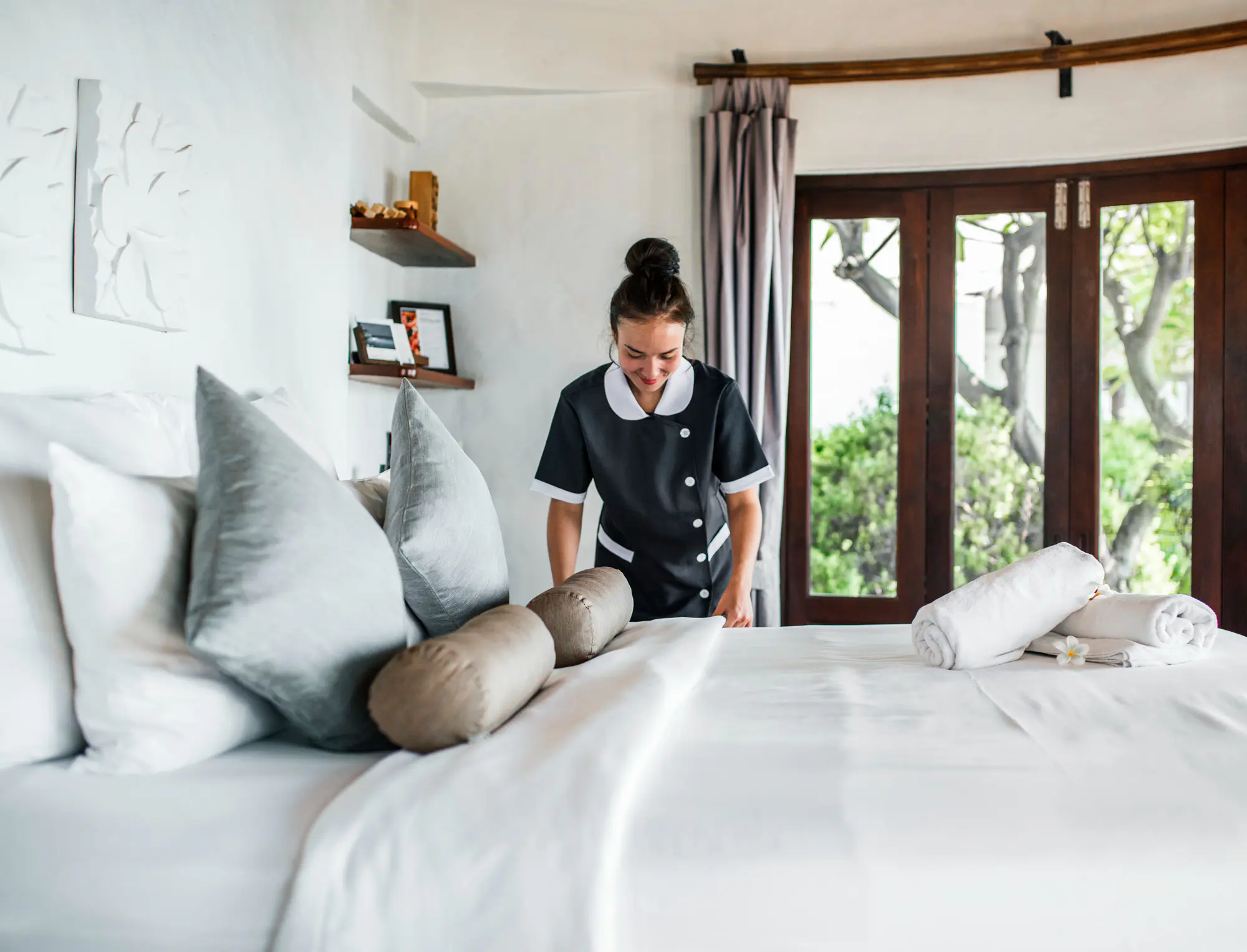 Zimmermädchen beim Vorbereiten des Hotelzimmers – Saisonkräfte für die Wintersaison